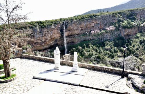 Το ΦΑΡΑΓΓΙ ΤΟΥ ΠΑΡΝΑΣΣΟΥ 4 - Foto 4