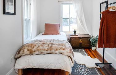 The Swiss Hill Farmhouse - 5 Bedrooms w Hot Tub - Foto 38