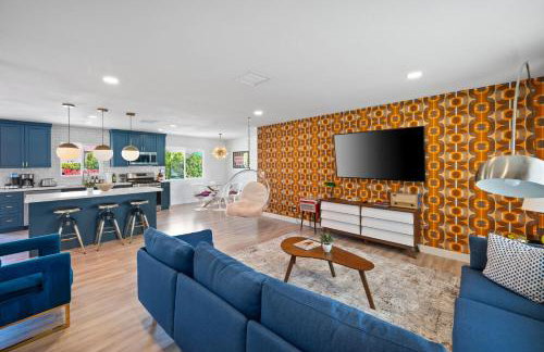 NEW Retro Escape 70's Vibes Wellness Game Room - Foto 12