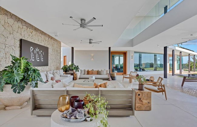 Modern 7BR Villa w Stunning Views of Golf Course - Photo 9