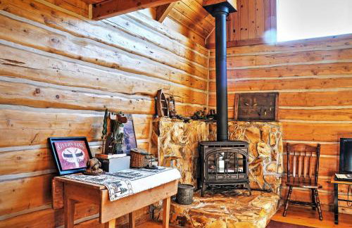 Remote Antimony Log Cabin with Green Meadow Views! - Foto 9