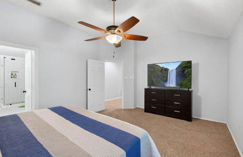 Newly updated 5BR/2.5BA w/pool sleep 16 ppl• - Photo 37