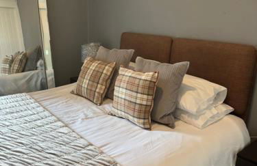 Beautiful 2-bed Study or Visit Flat - Photo 19