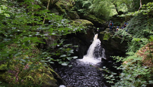 Saltando dalla cascata