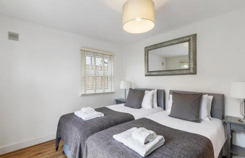 Two Bed Flat in Bush Hill Park - Photo 21