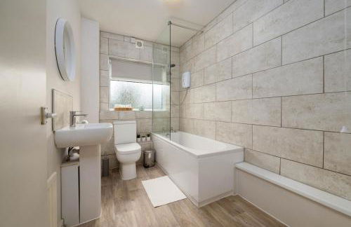 #34 Two bed apt Private Parking Stylish & homely - Photo 25