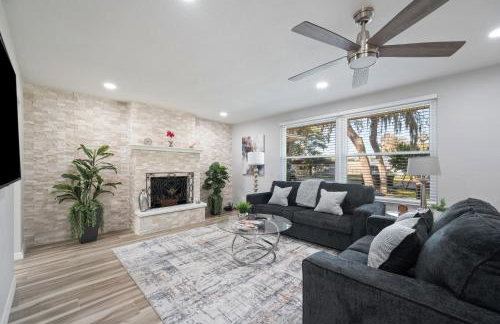 Wood Circle House - Dog Friendly with Fenced in Backyard - Foto 55