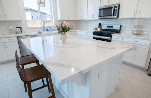 Modern Charming 4BR Home, Family Friendly, Office Space, Fast WiFi, Free Parking - Foto 8