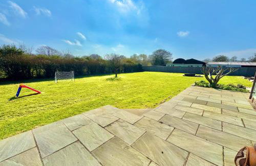 Stunning 7 Bedroom Escape Near New Forest and Beach - Large Garden - Serene Setting - Sleeps 14 - Foto 78