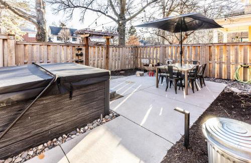 Family Retreat with Hot Tub, Game Room & Prime Location - Foto 21