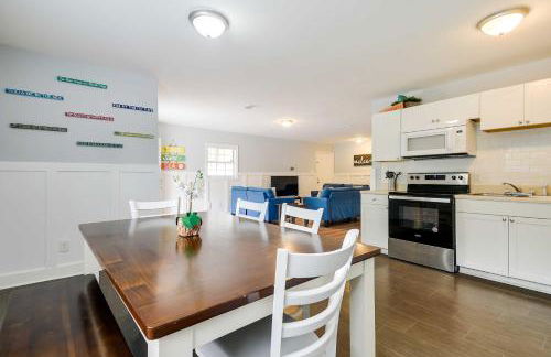 Walk to Atlantic Beach Family Gem with Fenced Yard - Foto 1