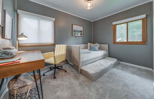 Beautiful 3BR Home Near Lake MI - Photo 24