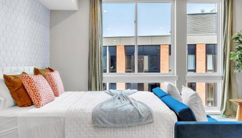 Floor To Ceiling Windows- Bridge Views - Studio - Photo 2