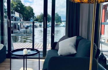 Waterview - Schwimmendes Ferienhaus auf dem Wasser mit Blick zur Havel, inkl Motorboot zur Nutzung - Foto 1