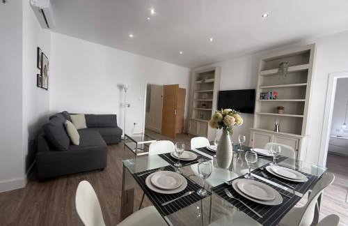 Stylish 3 bed spacious flat - Foto 1