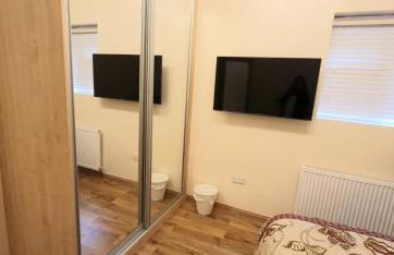 London Luxury 3 bedroom flat, 2 bathrooms, Living Room, free parking, 4 mins to station, garden - Foto 51