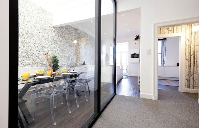 Delightful 3-bed Flat with Parking - Foto 38