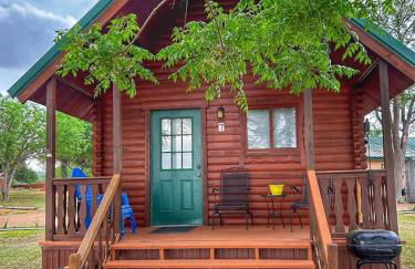 Peaceful Lakefront Cabin with Loft, Beach Access & Sunset Views in Buchanan Dam, Texas - Foto 1