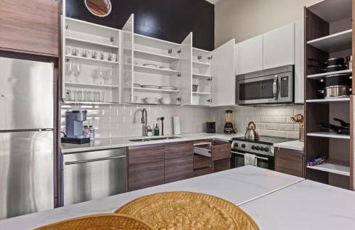 Heart of Downtown Dallas 2BR 2BA Getaway - Photo 15