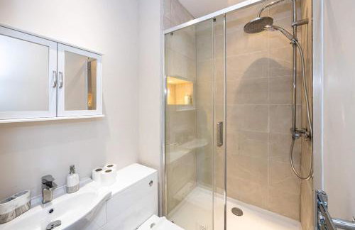Detached House In Prestwich Sleeps 10 with Parking - Foto 27