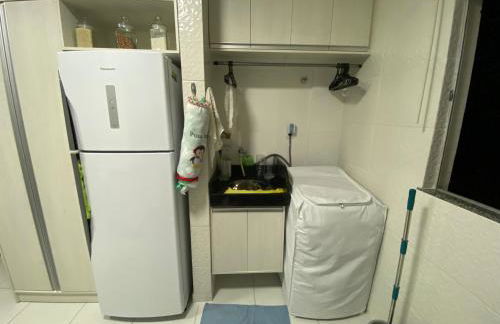 No Atalaia, Fort Poseidon rua do Atalho a 700 metros da praia do Atalaia, apartamento novo decorado, varanda, sala de estar e jantar, 02 suítes, 03 banheiros, lavanderia, cozinha, piscina, churrasqueira, salão de jogos, vista parcial das dunas e mar - Photo 25