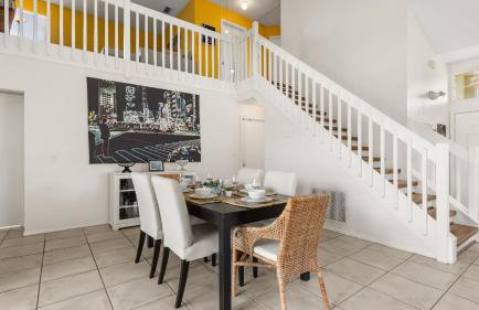 Upstay 3BR Family-Friendly Stylish Retreat w Patio - Foto 17