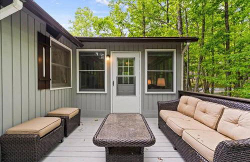 The Gingerbread House - 4 BR chalet, Sunroom, Deck, sleeps 10, modern amenities - Foto 19