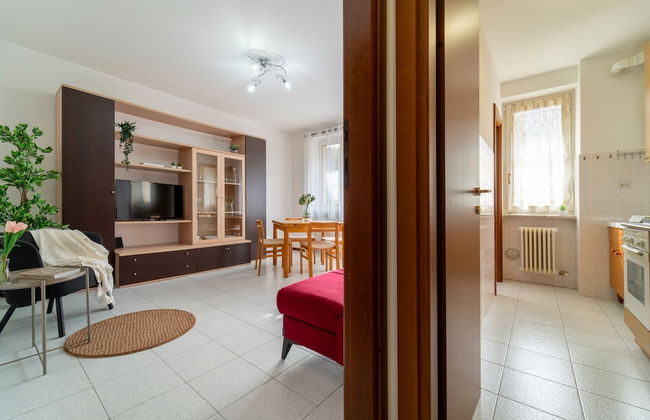 Scarlet Apartment with Garden - Photo 17