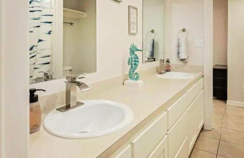 8 Mins to SPI Beach Spacious 3BR with Backyard - Foto 39