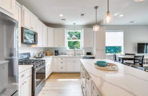 Modern Waveland Home with Deck - Walk to the Beach! - Foto 6