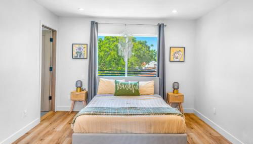 Luxurious Townhome W/3 Master Suites gated Parking - Photo 3