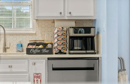 March Sale! Walk to Beach - Large Private Yard - Fire Pit - Dog Friendly - Foto 19