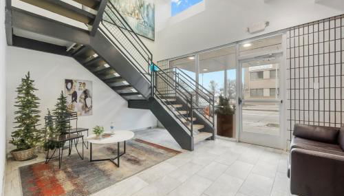 Cozy 2BR Getaway, King Bed, Free Parking - Foto 2