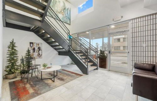 Cozy 2BR Getaway, King Bed, Free Parking - Foto 2