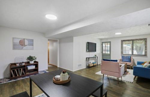 Central Location - 2 living spaces & covered patio! - Foto 13