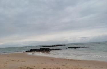 ESPAÇO PÉROLA GUANABARA, 70 Metros do Mar, 4 Suítes independentes COM AR, Área Gourmet Integrada com Piscina,Churrasqueira, 900 Metros de CASTELHANOS, ideal para FAMÍLIAS E AMIGOS - Foto 72