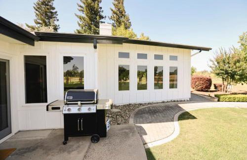 Riverfront Beauty with Pickle Ball Court - Foto 53