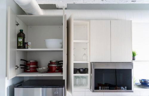 Artistic Loft Rooftop Uptown Montrose Beach GymWFH - Photo 16