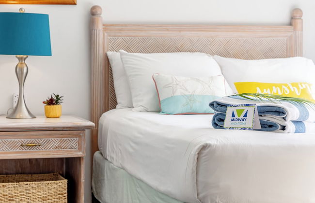 Partial Ocean View Condo with 2 Beds and Parking - Foto 14