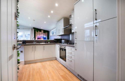 Silverdale Lodge, HotTub, Wi-FI, Quiet & Sleeps 4 - Foto 6