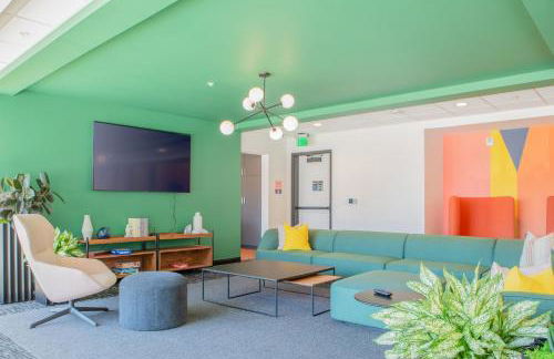 Modern East Side 1BR Apt with Balcony, Pool, and Gym - Foto 45