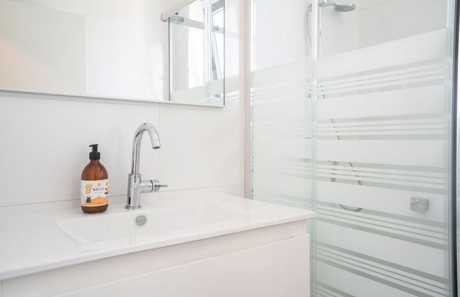 Vibrant Seaside Stay with Balcony by Sea N' Rent - Foto 29