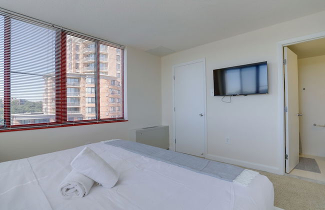 Gorgeous Apt with Rooftop City View - Photo 11