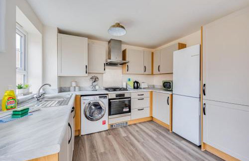 Detached House in Brooklands - Prime Location - Driveway Parking, Self-Check-In, Fast WiFi and Smart TV by Yoko Property - Foto 24