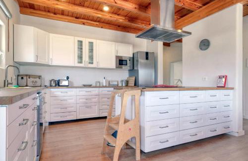 Chalet Emily Alpine Chic with Hot Tub and Ocean View By Lanzarote Vacation Homes - Foto 40