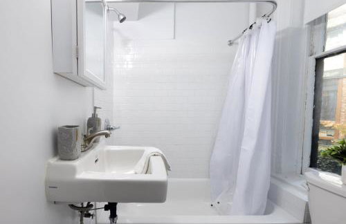 E10-1 Designer East Village Townhouse 1BR - Foto 20