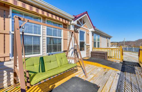 Near Hiking! Mtn-View Midway Home with Deck - Foto 18