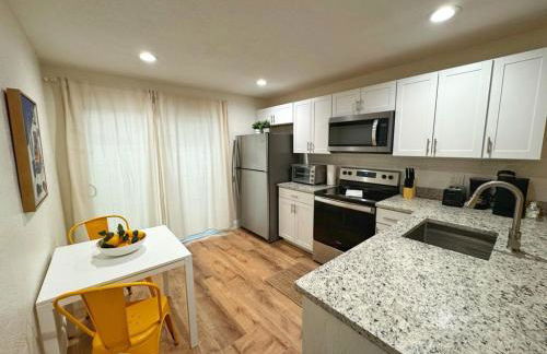 *NEW* Gorgeous Sunshine - 2BD/1BA - Private Fenced Backyard! - Photo 9