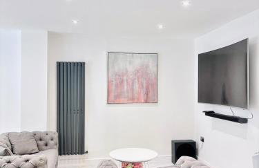 Luxury 5BR Stay With City Access - Photo 8