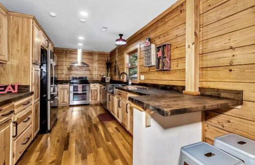 Cozy Mountain Cabin with Long-Range Views near Waterfall Park in Old Fort, NC - Foto 2